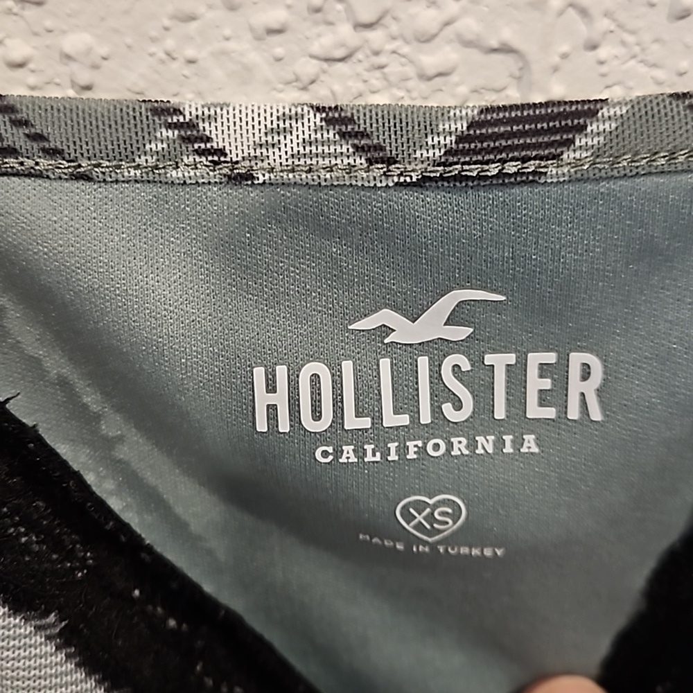 Hollister camisole adjustable strap XS green and black plaid - Picture 2 of 3